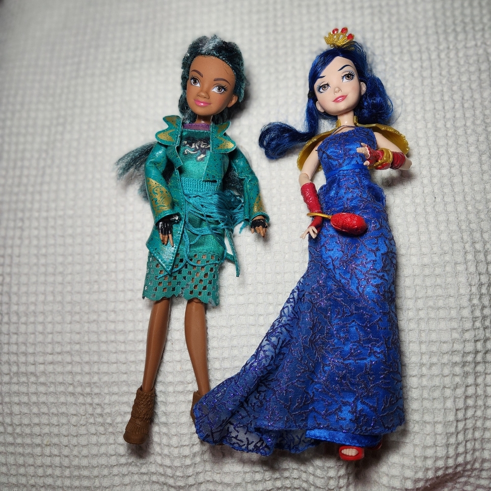 Disney Descendants Dolls Set - Blue and Green Evie And Uma